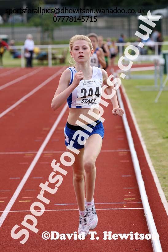 Girls under-15s 1500 metres, Northern Under-13s, U-15s and 17s Championships. Photo: David T. Hewitson/Sports for All Pics